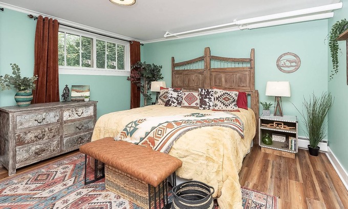 Staunton Apartment | PvtEntrance-Office-Kitchen-OutdoorSeating-Dwntn