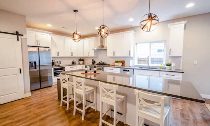Lakewood House | Q House in Lakewood - 5BR, 3Bath + AC. Sleeps 16. Kid and Pet-Friendly