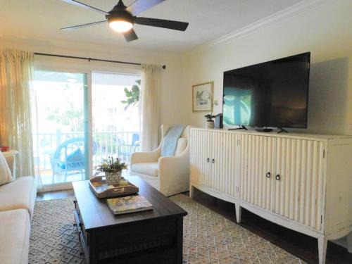 Demere Park House | Q4 Professionally decorated upstairs beautiful soothing colors close to back pool