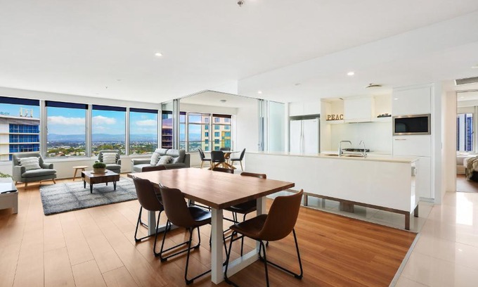 Surfers Paradise Apartment | QTower 2BR Apt Pool & Gym, 6 Guests, Beach Walk