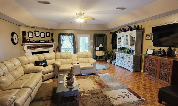 Level Plains House | Quacking Pines is a great clean and spacious place :)