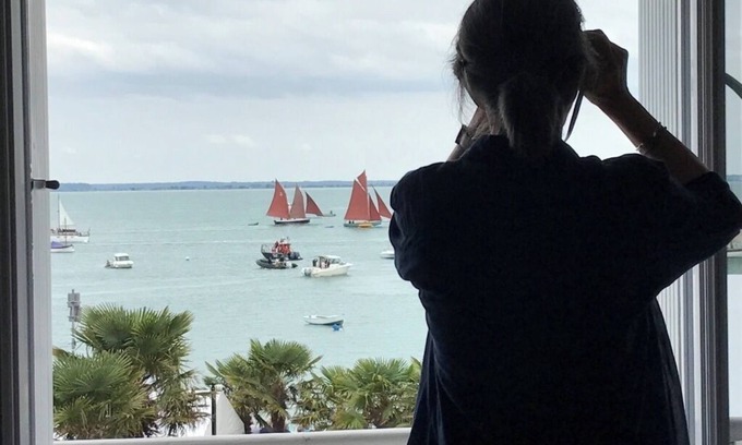 Cancale Apartment | Quai 22 in Cancale: unobstructed view of the sea, facing the bay of Mt-St-Michel