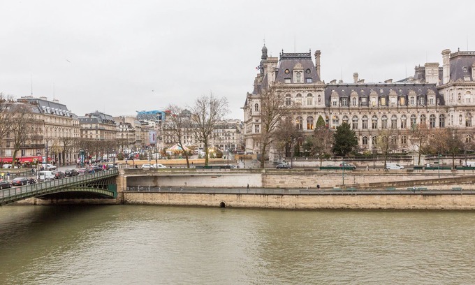 Les Iles Apartment | Quai aux Fleurs Apartment, by Veeve