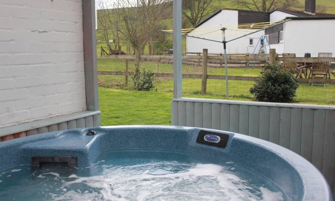 Llanarmon Dyffryn-Ceiriog Cottage | Quaint cottage Tygwyn with all weather Hot Tub.
