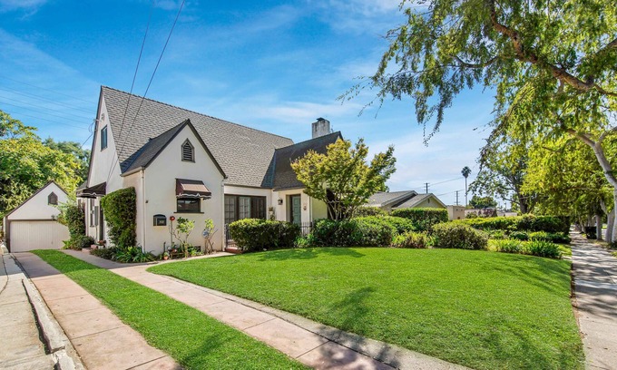 South Pasadena House | Quaint 1 Bdrm Suite with a Balcony in South Pas