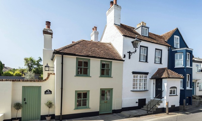 New Forest District Cottage | Quaint 18th Century Fishermans Cottage in Lymington