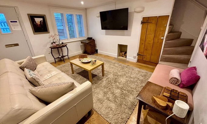 Cambridge City Centre House | Quaint 2 bed Cottage in the Heart of Cambridge with free parking off-site