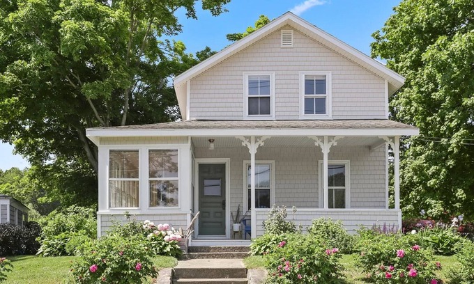 Pawcatuck House | Quaint 2 Bedroom 1900s Cottage with Water Views of Wequetequock Cove