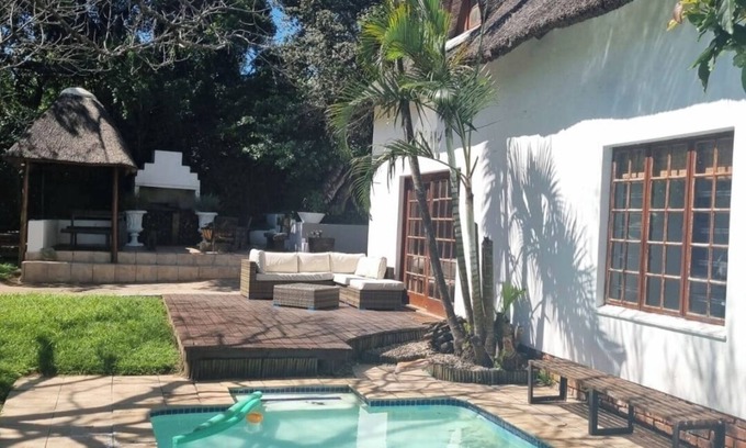 Beacon Bay House | Quaint 2-bedroom house in East London for a relaxing getaway @ quite Cul-de-sac