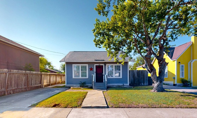 Del Mar House | Quaint 2-bedroom beach home with enclosed backyard private W/D