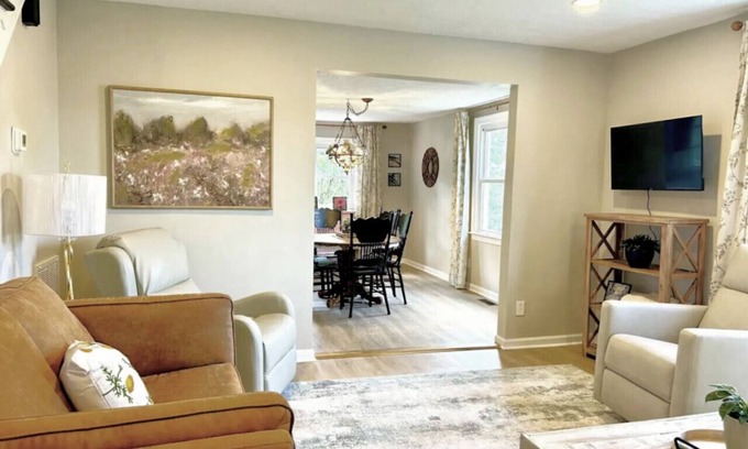 Madison Heights House | *Quaint 3BD Home 2 King Beds 3TVs Free Wifi*