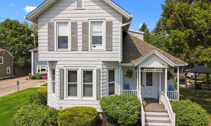 Lake Geneva House | Quaint 4 Bedroom Home Just A Few Blocks To Downtown Lake Geneva