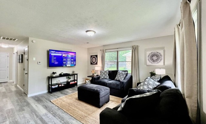 Lindenwald House | Quaint and Cozy 3 Bed home in Liberty Twp.