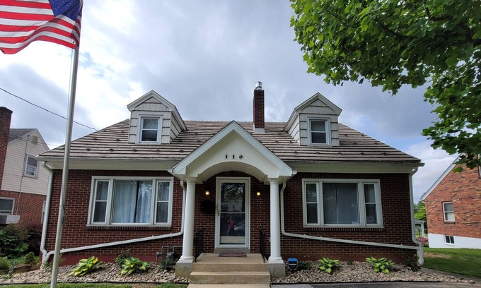 Lebanon House | Quaint and Cozy Near-Town Cottage With Fenced-In Pool
