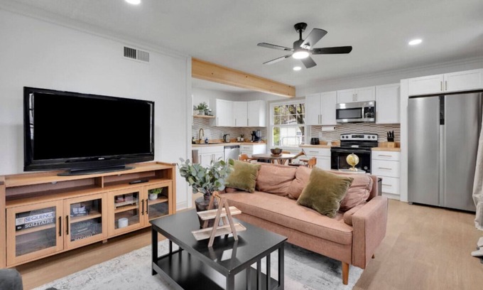 Evansville House | Quaint and Cozy Retreat!