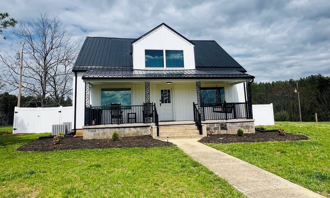 Gretna House | Quaint and spacious country farmhouse located near the small town of Gretna, VA