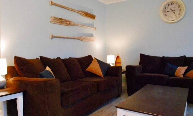 Estillfork Cottage | Quaint Blue Lake Cottage