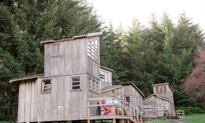 La Center Cabin | Quaint cabin farm stay with hot tub!