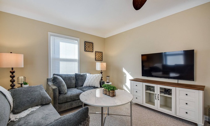 Cedar Rapids House | Quaint Cedar Rapids Home, 4 Mi to Downtown!