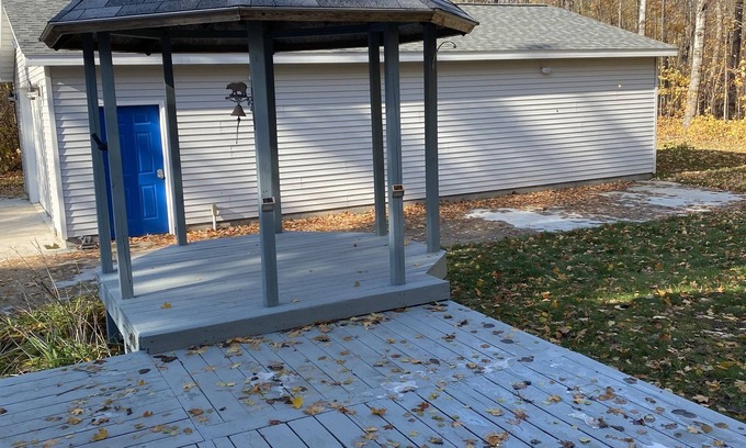 Elmira Ski Chalet | Quaint Chalet w/huge Garage for Toys - Pet Friendly