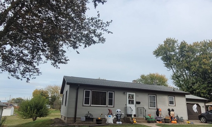 Platteville House | Quaint, clean home in quiet neighborhood.