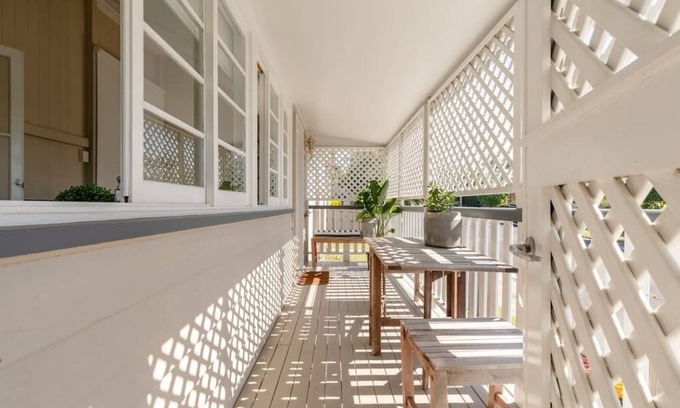 Annerley Apartment | Quaint & Cosy 1 Bedroom Apartment in Queenslander.