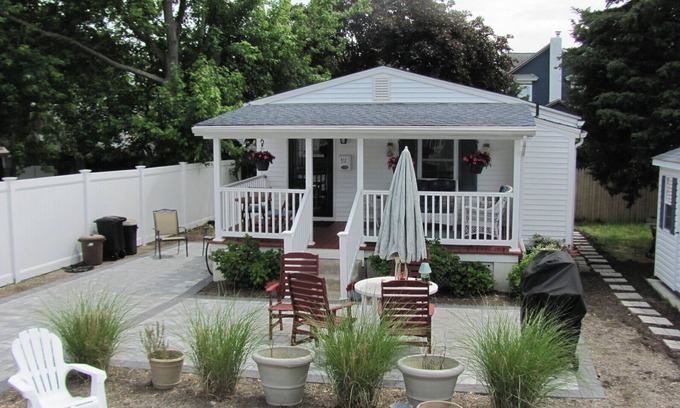 Bradley Beach Cottage | Quaint cottage 5- blocks to the beach.