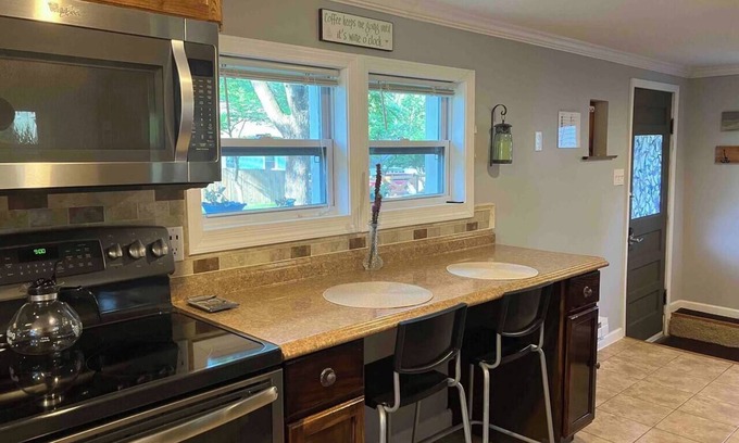 Raytown Ski Chalet | Quaint Cottage - Kansas City Area