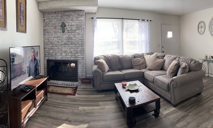Muncie House | Quaint cottage near Ball Hospital and Ball College