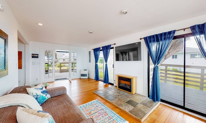 Elk House | Quaint cottage on the beach with mountain view, large deck, grill, & W/D
