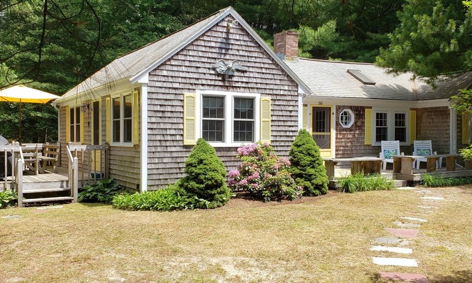 Centerville House | Quaint Cottage Style Home by Lake Wequaquet Steps to Private Association Beach