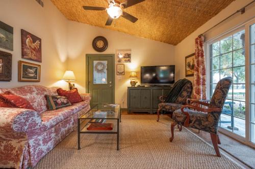 Dennis House | Quaint Countryside Casita 45 Mi to Ft Worth