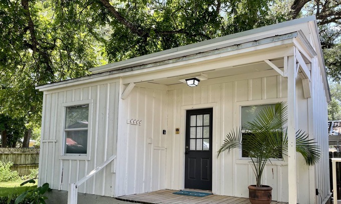 Smithville Cottage | Quaint, Cozy Cottage in Historic Downtown