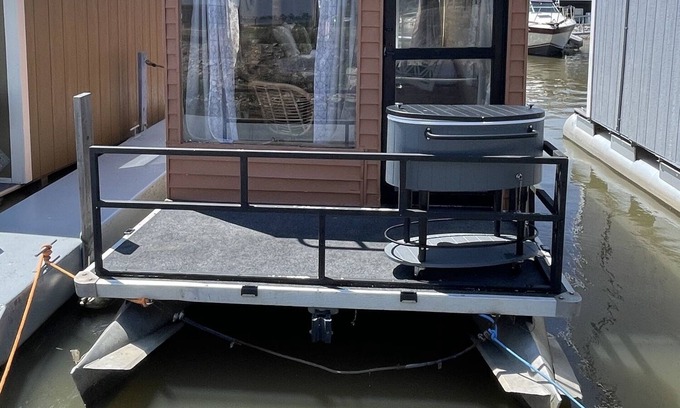 Sandusky Boat Rental | Quaint & Cozy Houseboat @ SoLSTAY