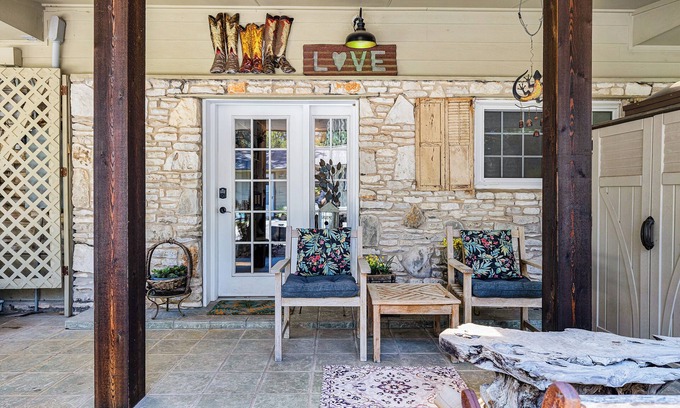 Gruene House | Quaint, Cozy, Spacious, Airy .one of Gruene's favorites.