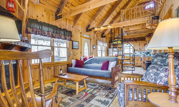 Dahlonega Cabin | Quaint Dahlonega Cabin w/Cavenders Creek Access!