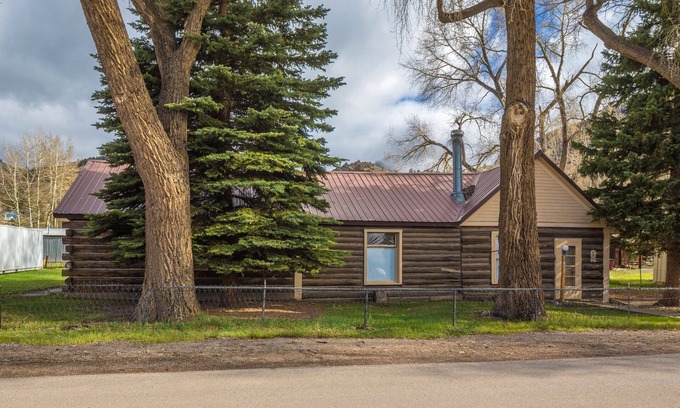 Creede House | Quaint Historic Family Friendly Home - In Heart of Creede