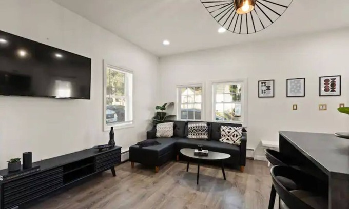 Lynn House | Quaint Home Near Boston & Salem with private yard