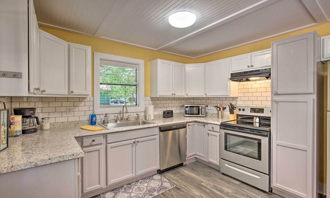 Emory House | Quaint Home w/Deck + Grill - Mins to Lake Fork!