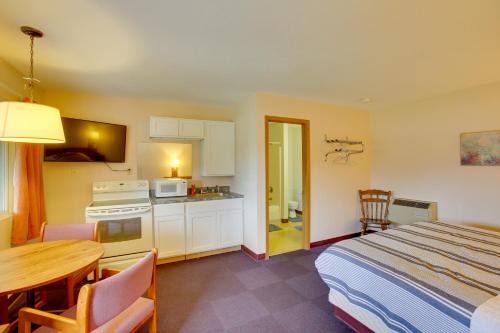 Lake City Apartment | Quaint Lake City Studio Walk to Engelwood Beach!