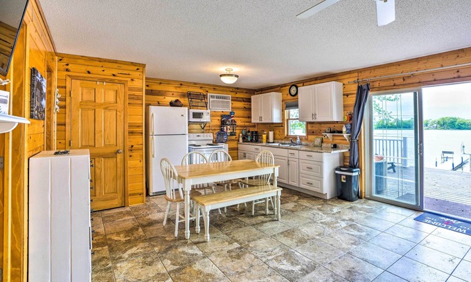 Madison Lake Cabin | Quaint Lake Jefferson Cabin w/Deck & Gas Grill!