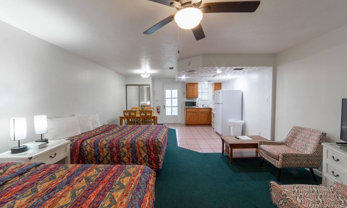 Everglades City Hotel | Quaint, Lakeside Family Suite with Kitchen and Porch