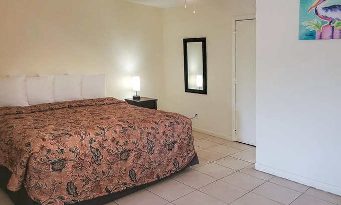 Everglades City Hotel | Quaint, Lakeside Queen Suite with Kitchen
