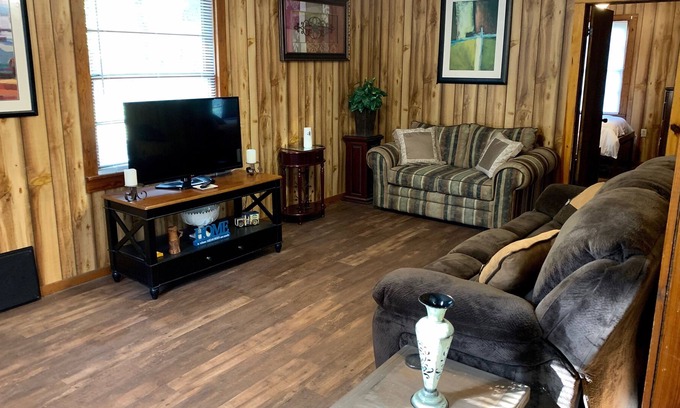 Heber Springs Bed & Breakfast | Quaint little farmhouse minutes away from Greers Ferry Lake