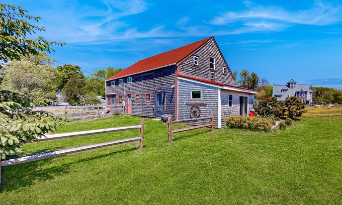 Walpole Apartment | Quaint Maine apartment with water views, well-equipped kitchenette, deck, & AC