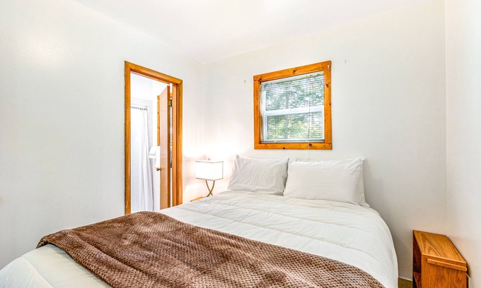 Nahcotta House | Quaint motel suite with kitchenette, golf nearby, and sofa bed