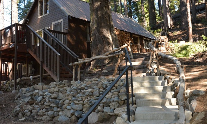 Fish Camp Cabin | Quaint Mountain Cabin at the entrance to Yosemite National Park