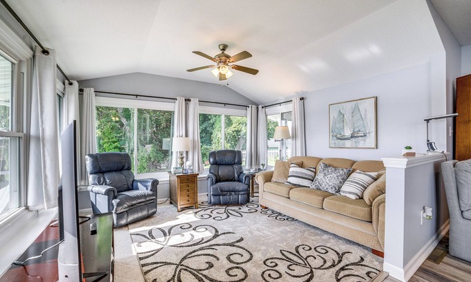 Onondaga Cottage | Quaint Olivet Cabin w/Patio on Duck Lake!