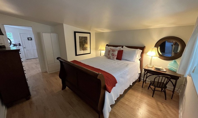 Mandeville Cottage | Quaint private cottage in the heart of Mandeville offers a quiet retreat.