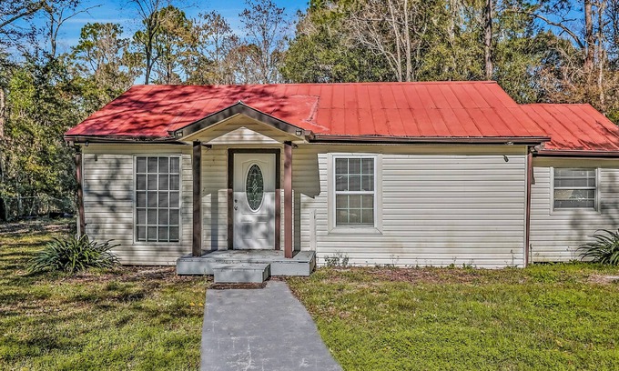 Westside House | Quaint, private stay with a large yard, private washer/dryer - snowbird friendly